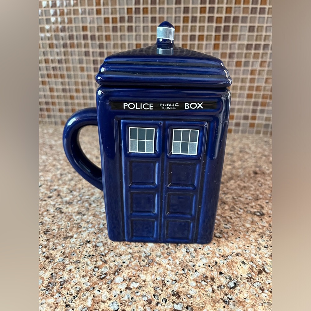 Dr Who mug with cover. No chips.